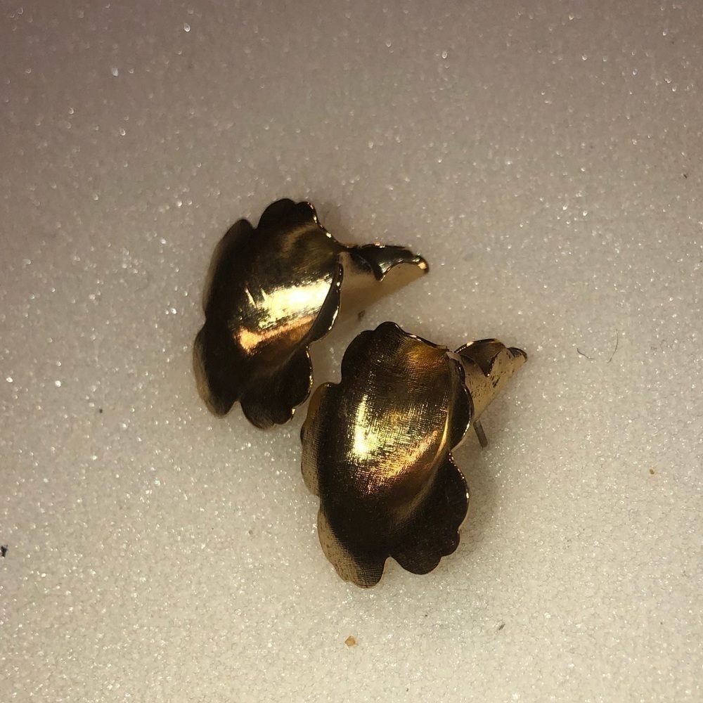 𝅺vtg Gold Tone Fluted Flower Stud Earrings
